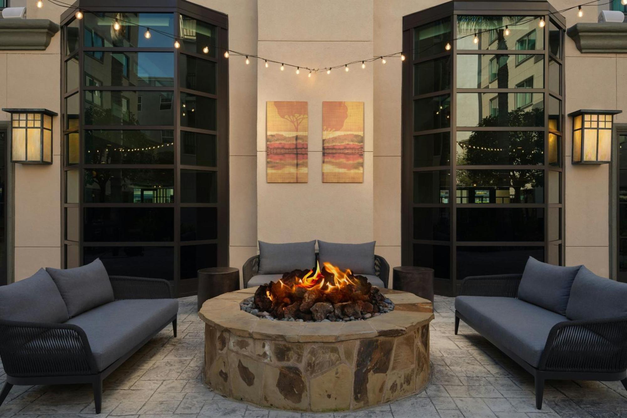 Courtyard By Marriott Los Angeles Pasadena Old Town Экстерьер фото