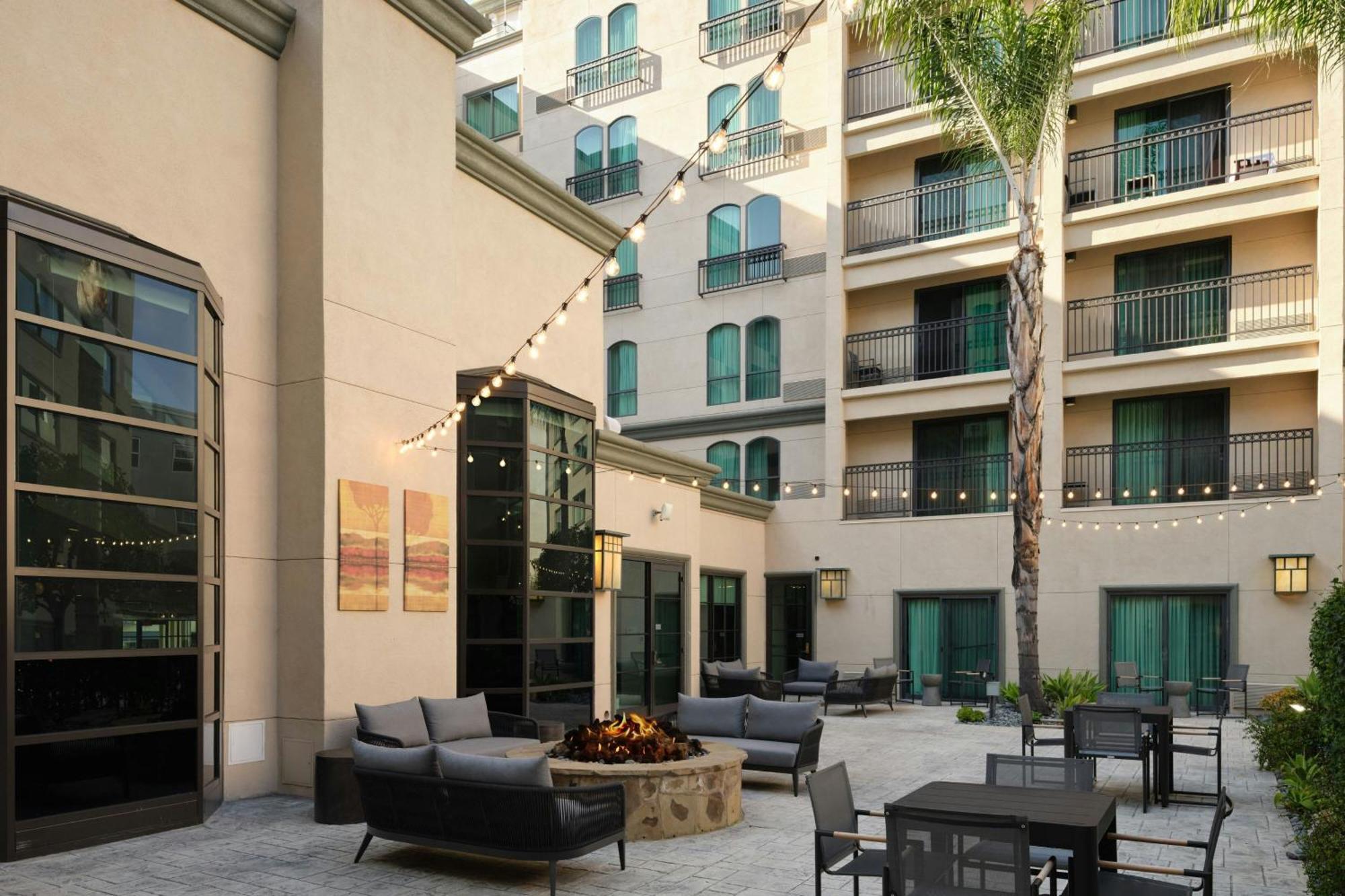 Courtyard By Marriott Los Angeles Pasadena Old Town Экстерьер фото